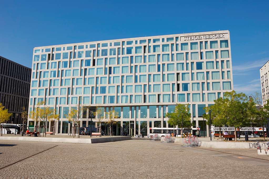 Steigenberger Hotel Am Kanzleramt Berlin Exterior foto The photo shows a modern building with a distinct façade featuring a grid of windows. The design is functional and sleek, with a combination of glass and concrete elements. There are trees and possibly some public seating areas in front of the buildi